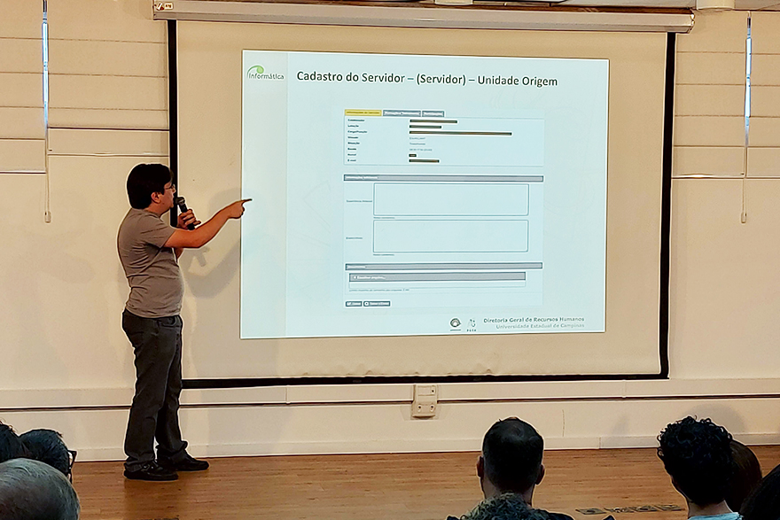 Leonardo Goes (DInf/DGRH) apresentou algumas telas do sistema ASTRA, que apoiará o processo de transferência de servidores